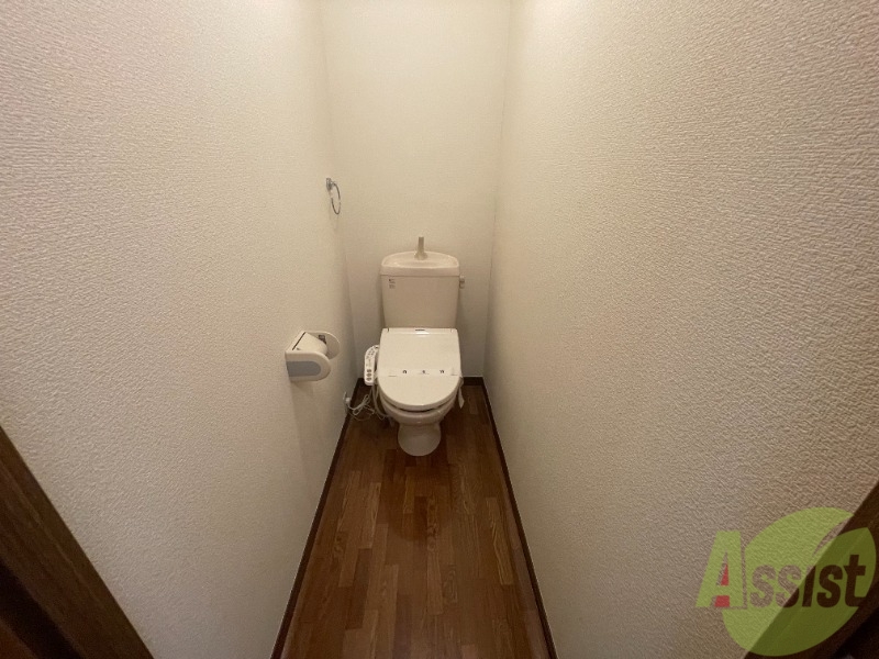 トイレ　トイレは温水洗浄便座です。シンプルな雰囲気になっています。