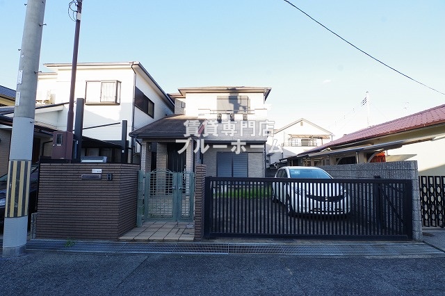 建物外観　駐車場付き２階建ての戸建て物件！