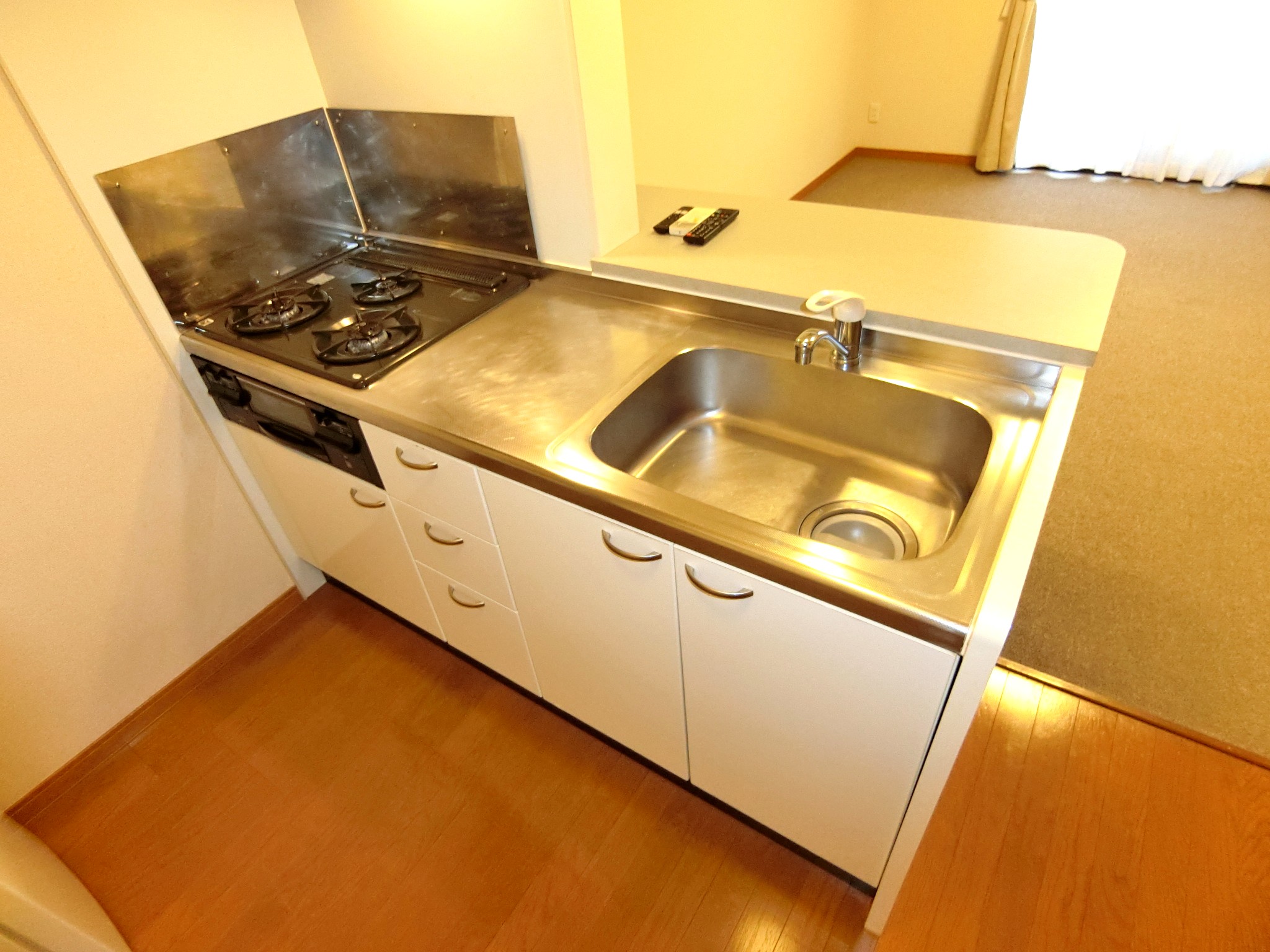 キッチン　3口コンロ付のお洒落なカウンターシステムキッチンです☆