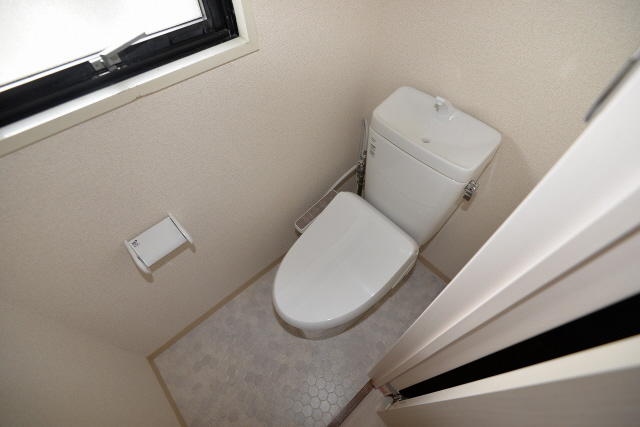 トイレ　写真は同マンションの他のお部屋です