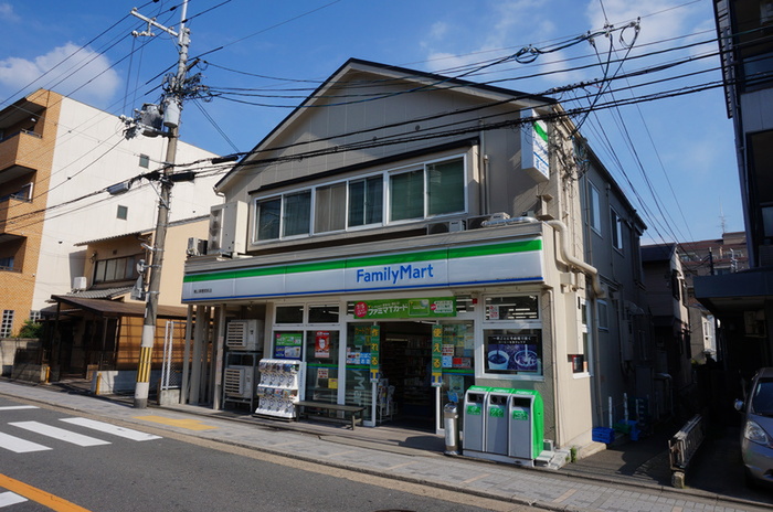 コンビニ　ファミリーマート（コンビニ）まで100m