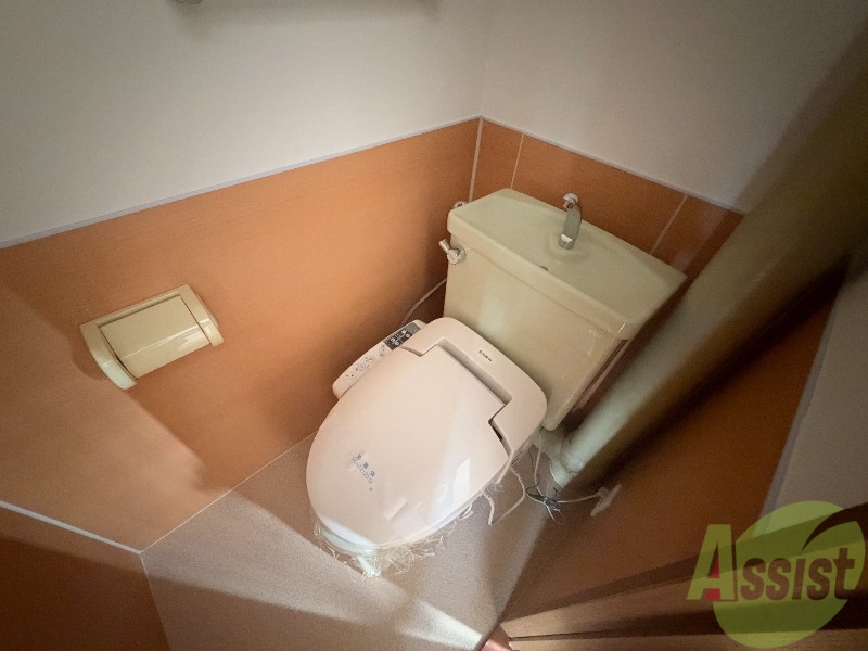 トイレ　トイレは温水洗浄便座です。シンプルな雰囲気になっています。