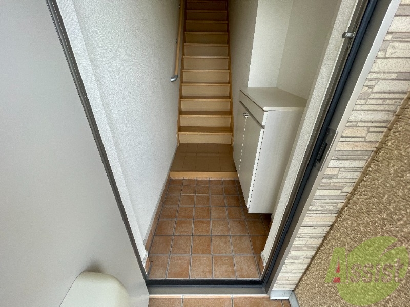 玄関　外から玄関を撮影してみました。広いリビングに繋がっています。