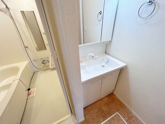 洗面設備　明るい洗面所です