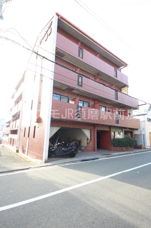 建物外観　存在感のある外観は落ちついた色合いで、堂々としていますね。