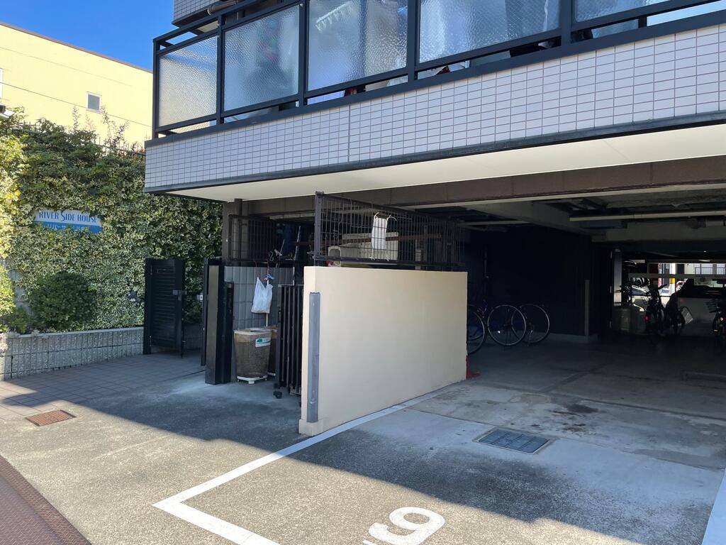 エントランス　屋根付き駐輪場なので雨に濡れません