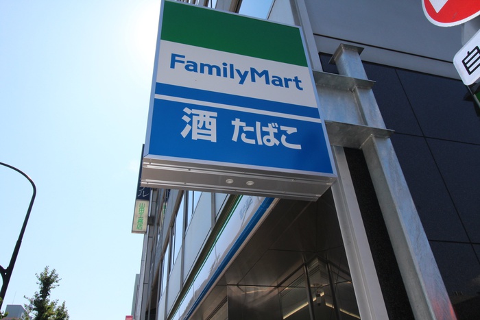 コンビニ　ファミリーマート（コンビニ）まで1100m