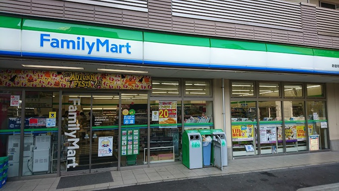 コンビニ　ファミリーマート新宿税務署通り店（コンビニ）まで36m