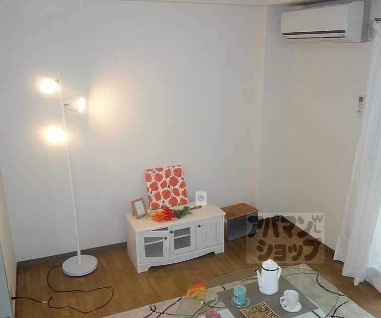 ミレイ西ノ京の居間写真