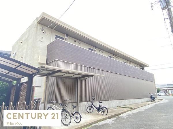 建物外観　軽量鉄骨造2階建ての1階♪