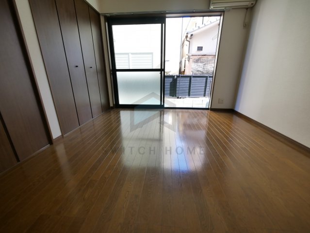 その他部屋・スペース　落ち着いた色調の寝室です