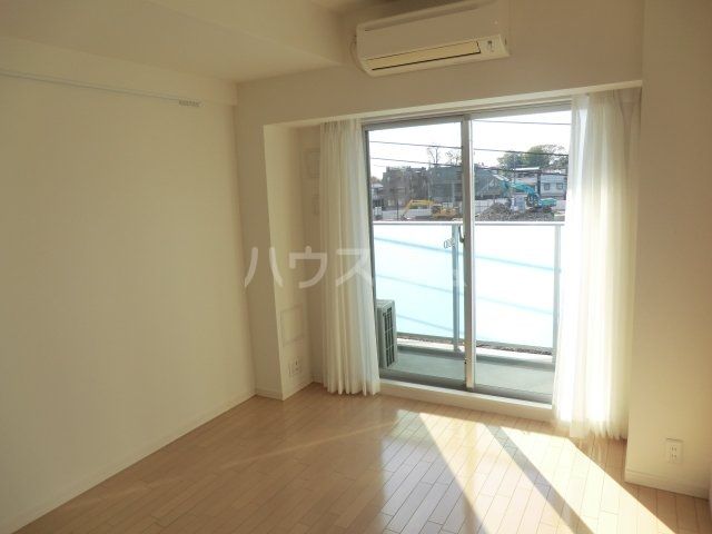 プラウドフラット仙川IIの居間写真