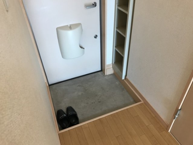 玄関　同物件別部屋です。