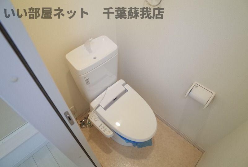 トイレ　落ち着いた色調のトイレです