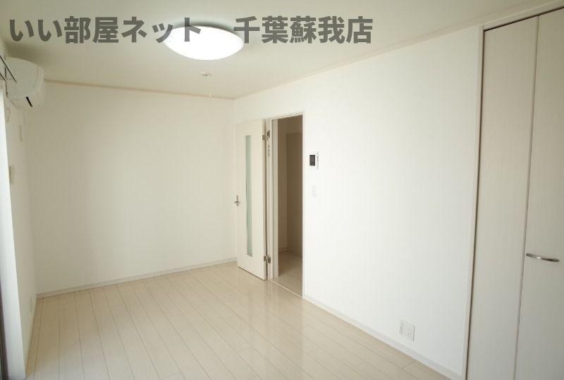 その他部屋・スペース　落ち着いた色調の寝室です