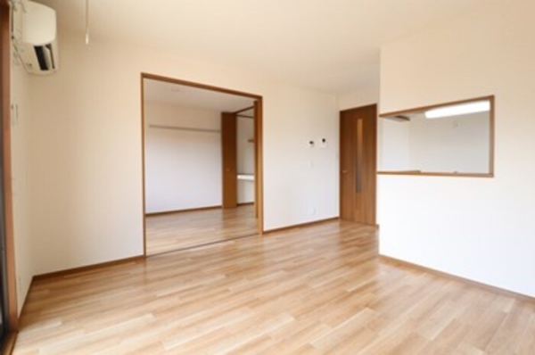 居室・リビング　同建物別部屋写真