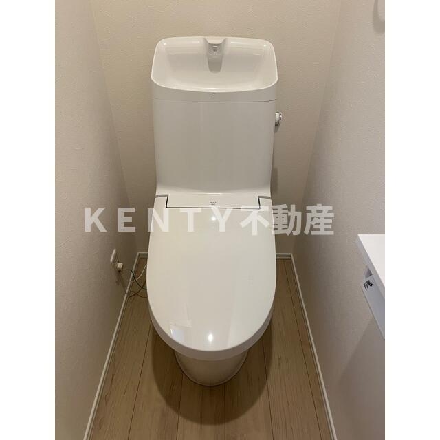 トイレ　落ち着いた色調のトイレです