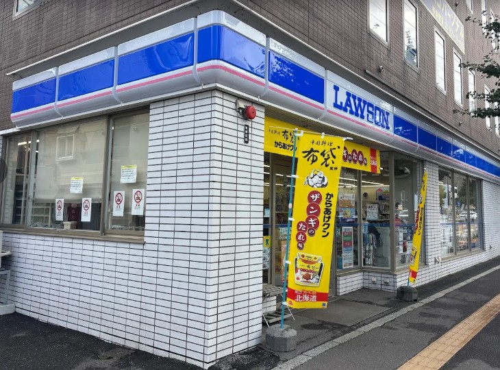 コンビニ　ローソン札幌二十四軒4条店（コンビニ）まで157m