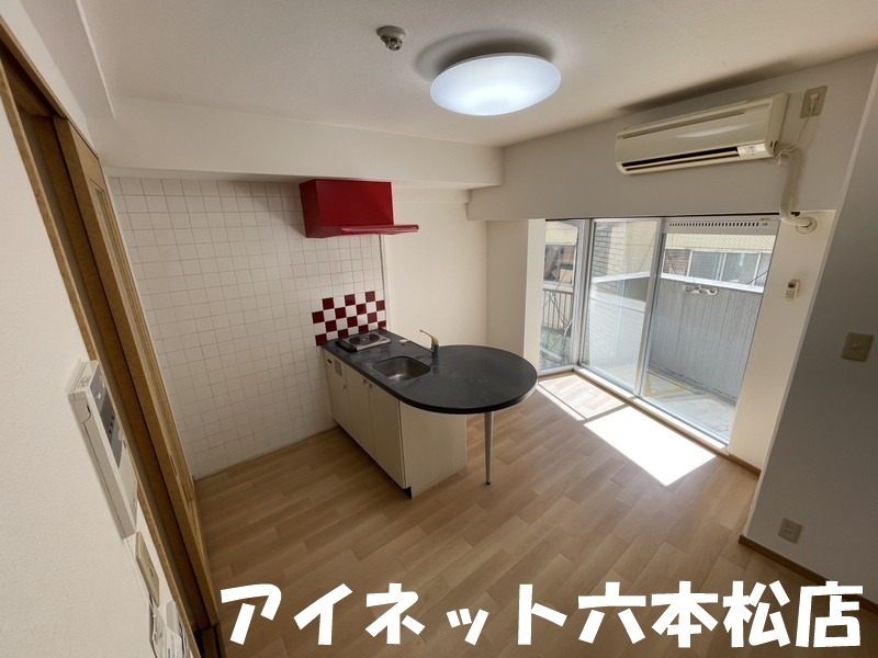 居室・リビング　広々8帖越えの洋室です