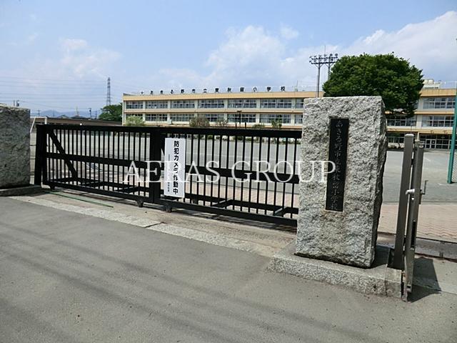 小学校　あきる野市立東秋留小学校（小学校）まで681m