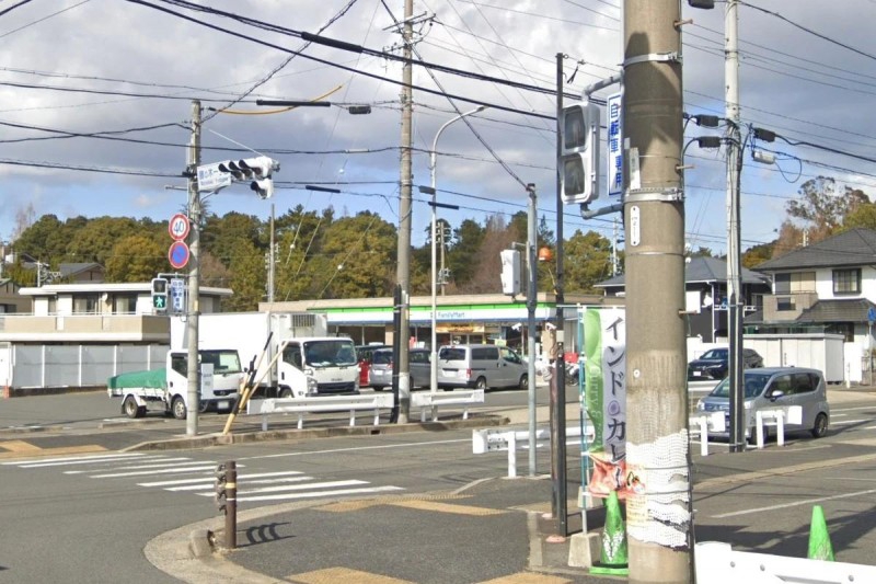 コンビニ　ファミリーマート 緑諸ノ木店（コンビニ）まで533m