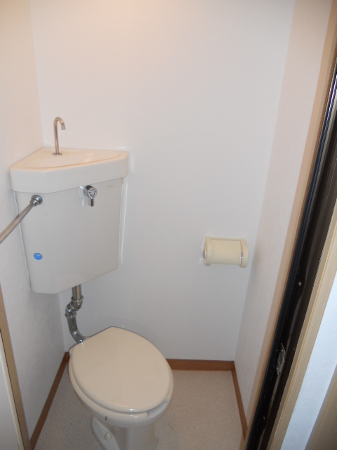 東急田園都市線 三軒茶屋駅 徒歩7分 3階建 築34年のトイレ写真