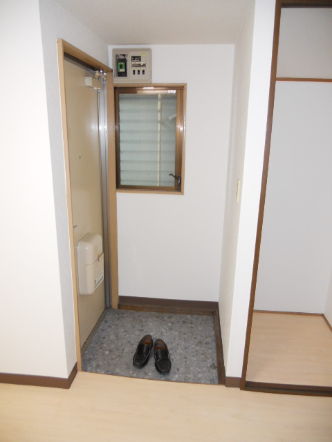 東急田園都市線 三軒茶屋駅 徒歩7分 3階建 築34年の玄関写真