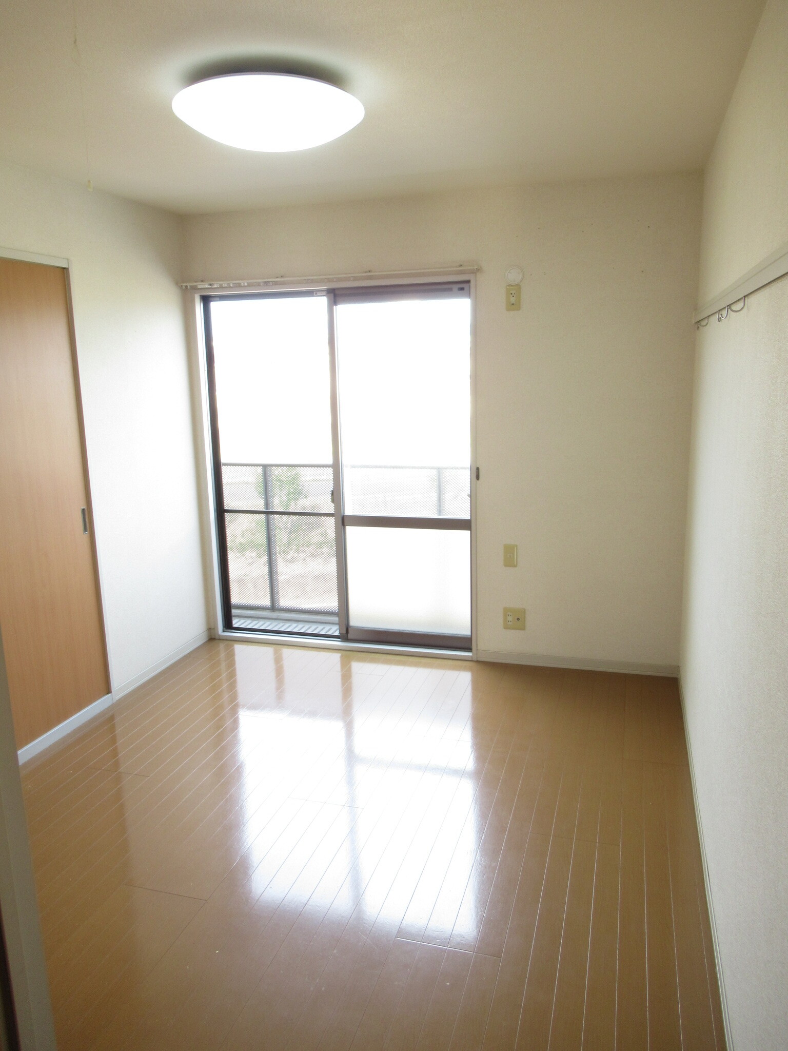 居室・リビング　ベランダに面したお部屋です！
