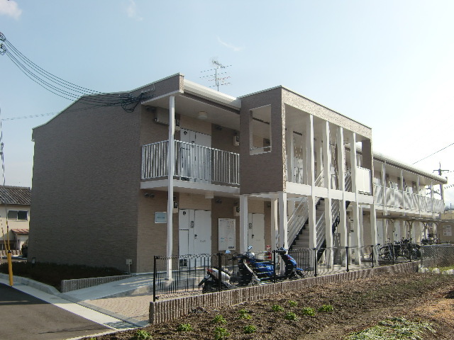 三田市下井沢のアパートの建物外観
