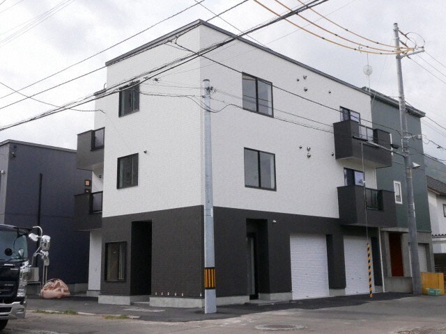 札幌市中央区南二十条西のアパートの建物外観