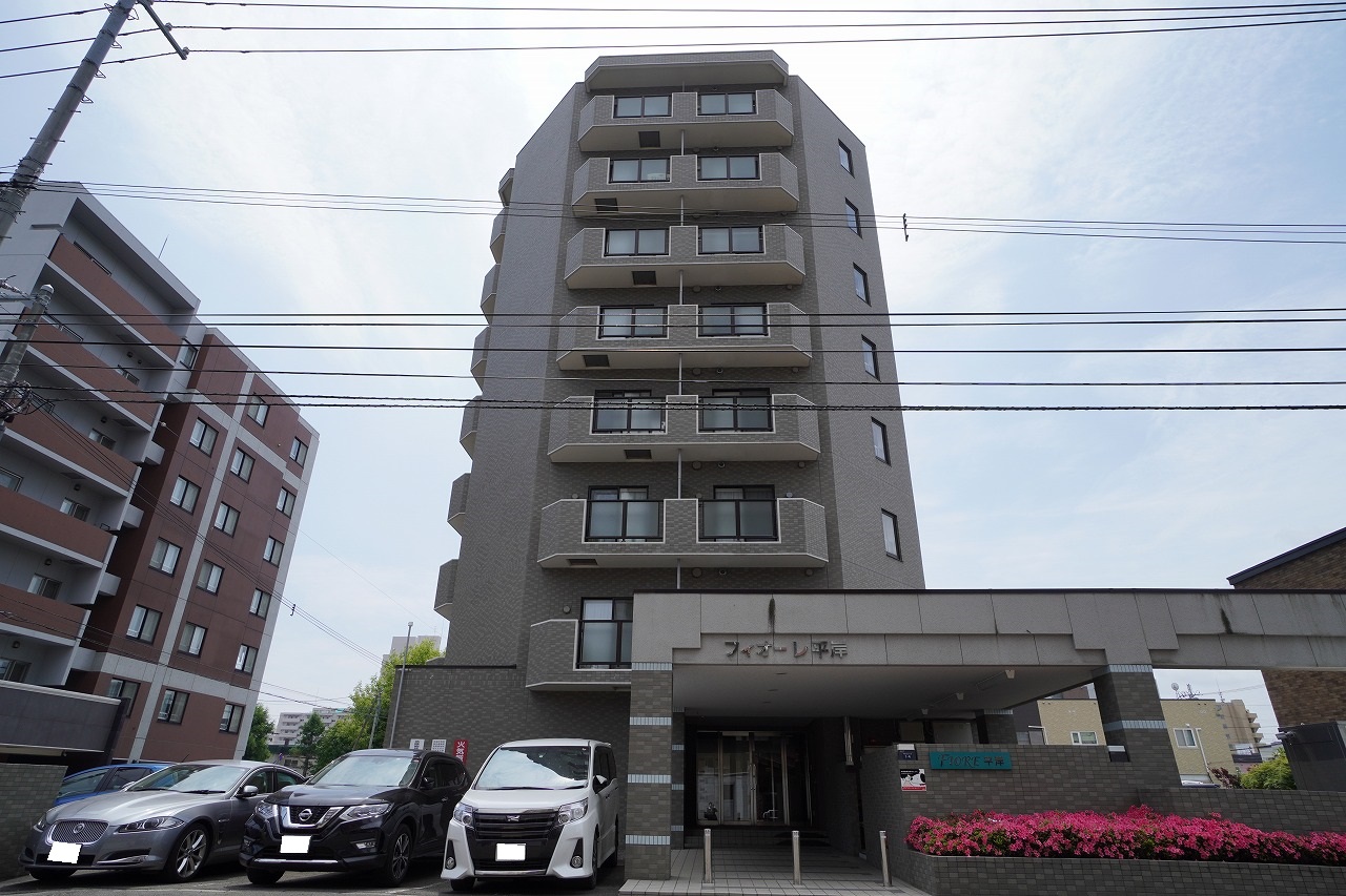 札幌市豊平区平岸五条のマンションの建物外観