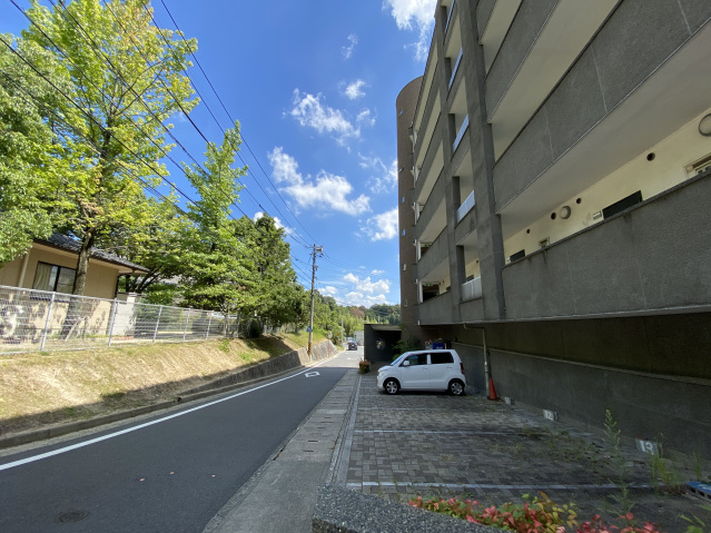 【広島市安佐南区大塚西のマンションの駐車場】