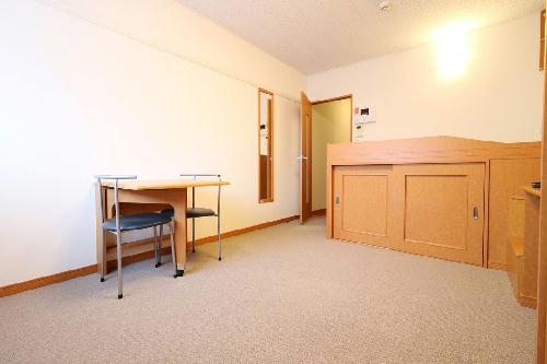 居室・リビング　ベッド下に収納スペースあり！荷物が多くても十分に収まります