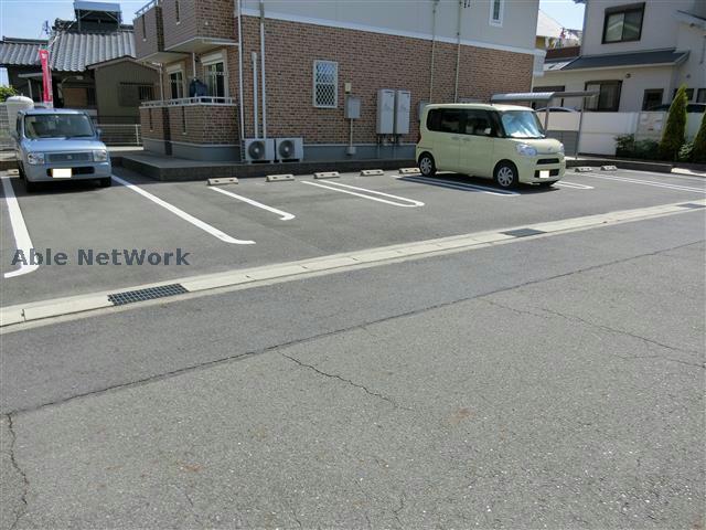 【西尾市戸ケ崎のアパートの駐車場】