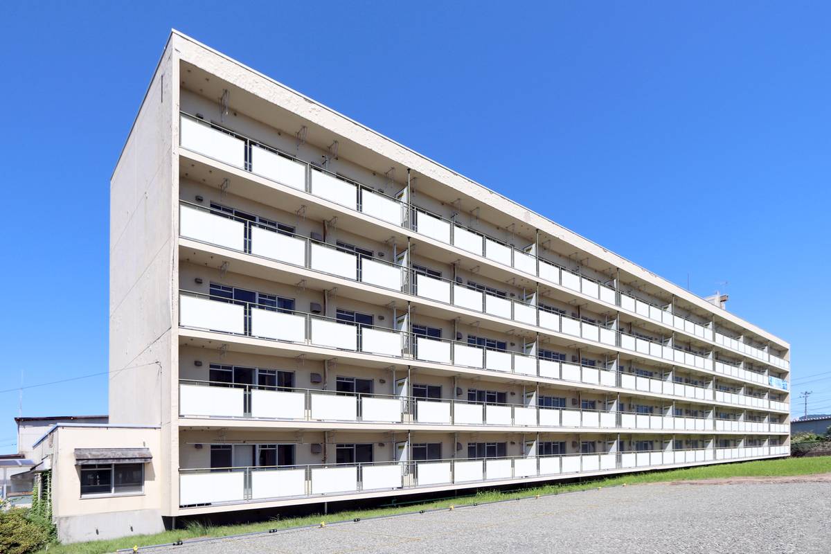 大館市釈迦内のマンションの建物外観