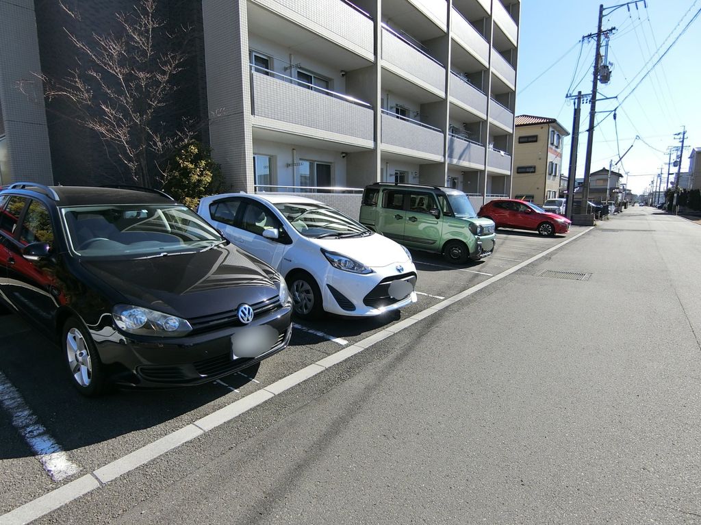 【グランストーク西島の駐車場】