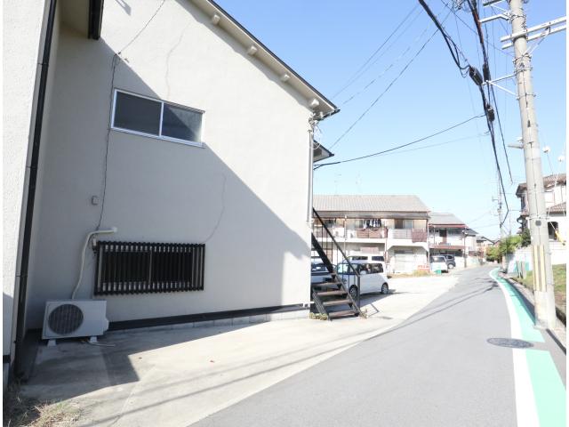 【奈良市青野町のアパートの駐車場】