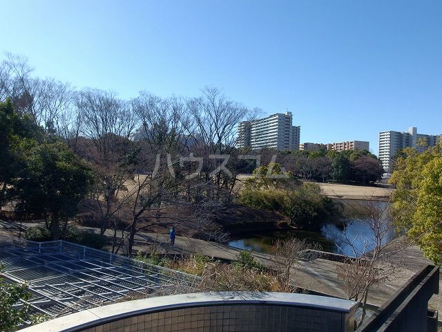 【多摩市鶴牧のマンションの公園】