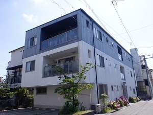 【宝塚市高松町のマンションの建物外観】