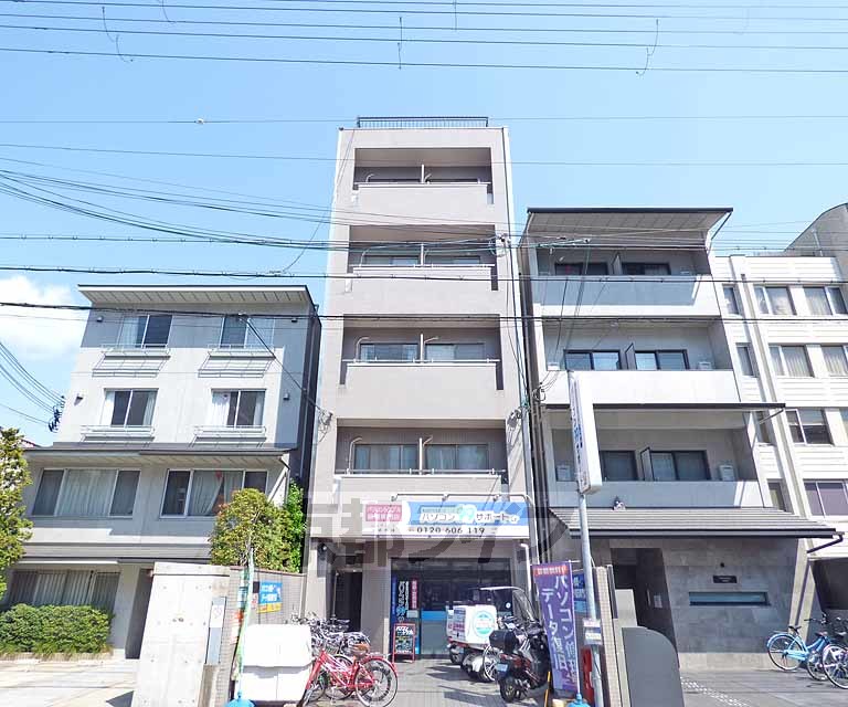 【京都市上京区藪之内町のマンションの建物外観】