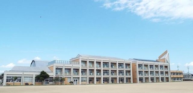 【田原市豊島町のアパートの中学校】