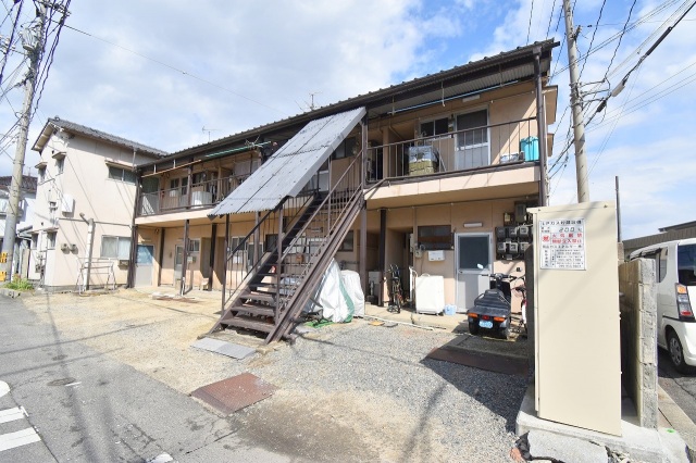 岡山市北区二日市町のアパートの建物外観