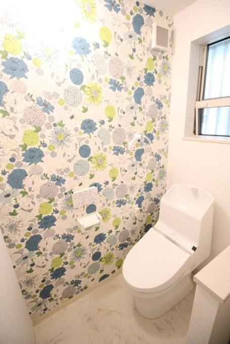 トイレ　アクセントクロスのあるお洒落な空間