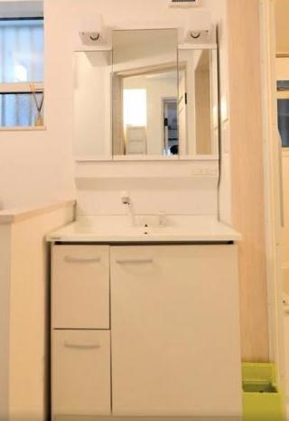 洗面設備　白を基調にした大変綺麗な状態の洗面になります