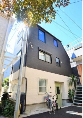 建物外観　ツートーンカラーのモダンなデザインの外観