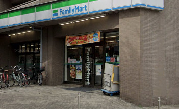コンビニ　ファミリーマート 小浦西五反田四丁目店（コンビニ）まで499m