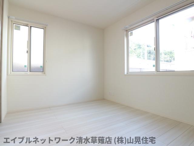 その他部屋・スペース　落ち着いた色調の寝室です