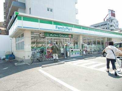 コンビニ　ファミリーマート岡大前店（コンビニ）まで64m