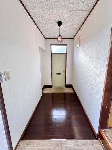 玄関　明るい色のドアとオシャレなペンダントライトが印象的な玄関