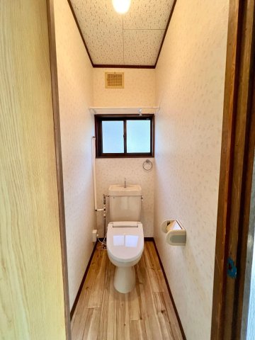 トイレ　床張替済み・新品温便座取付済みで清潔快適なトイレ